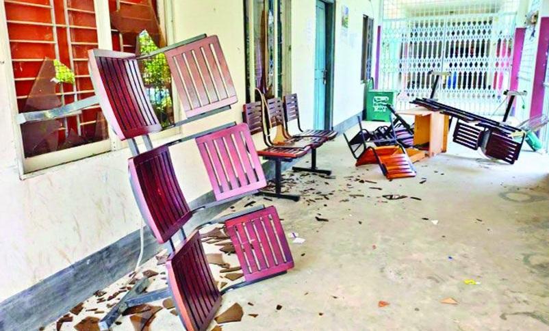 ফ্যামিলি কার্ড নিয়োগে অনিয়ম: সুন্দরগঞ্জে ইউএনও কার্যালয়ে তালা-ভাঙচুর